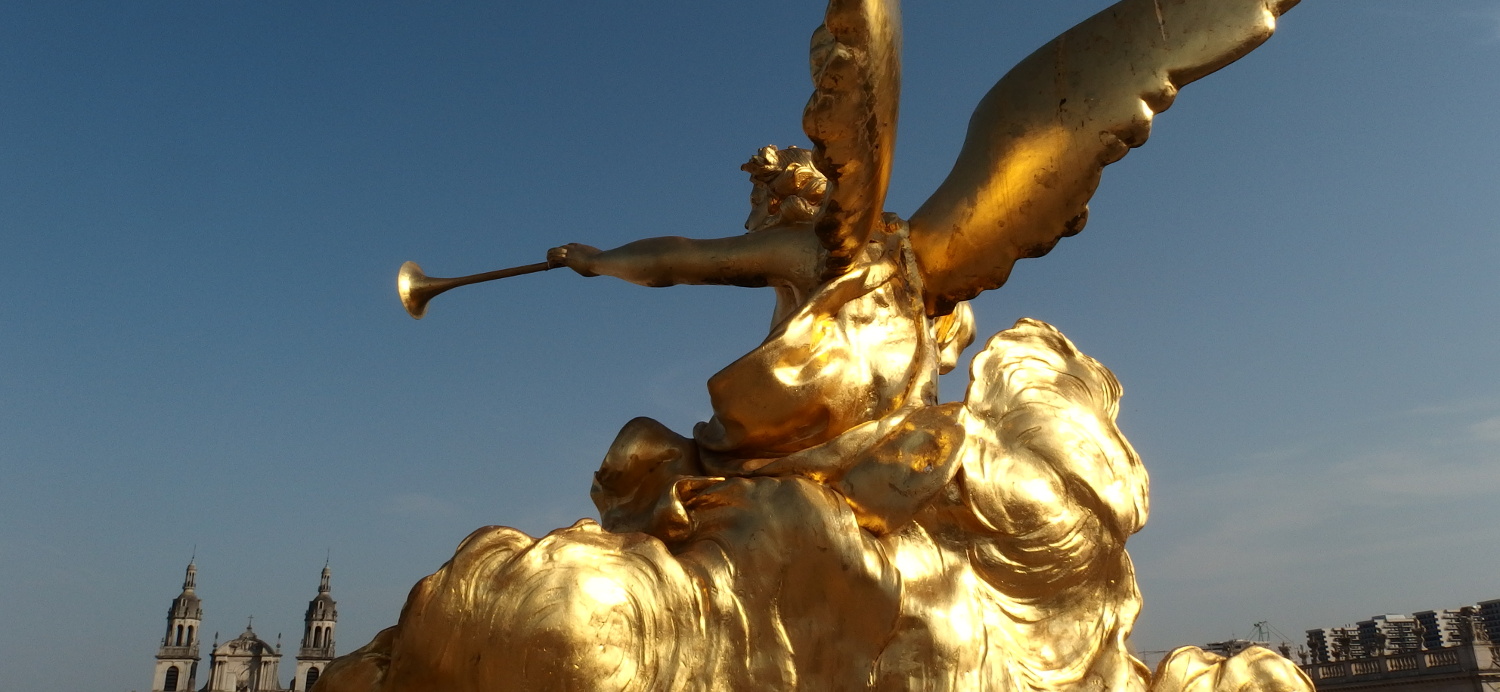 Goldene Engelfigur auf dem Triumphbogen Arc Héré an der Place Stanislas in Nancy